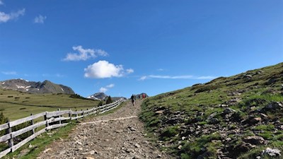 Auf breiten Wegen in Richtung Latzfonser Kreuz