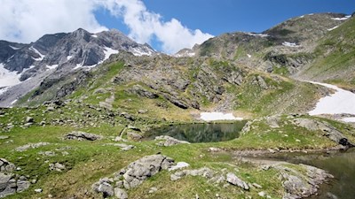 Der idyllische Butzsee mit der Hohen Kreuzspitze im Hintergrund