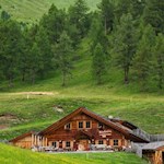 Inmitten malerischer Wiesen liegt die Nockalm