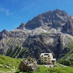 Die Zsigmondyhütte wird vom wuchtigen Elferkofel eingerahmt