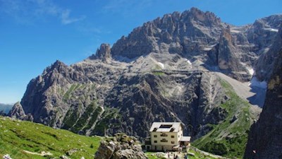Die Zsigmondyhütte wird vom wuchtigen Elferkofel eingerahmt