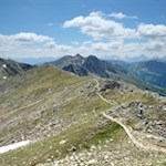Sanft zieht sich der Pfad durch die idyllische Berglandschaft