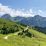 Von der Bergstation Jochtal folgt der Panoramarundweg breiten Wegen 