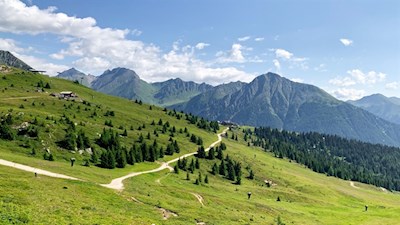 Von der Bergstation Jochtal folgt der Panoramarundweg breiten Wegen 