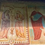 Das Fresko an der Westfassade zeigt die Kreuzigungsgruppe und den heiligen Valentin