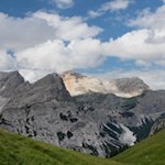 Ringsum ragen die Pragser Dolomiten in die Höhe