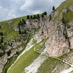 Der Abstieg von der Stevia-Hütte erfolgt auf schmalen, dicht an die Felsen geschmiegten Pfaden