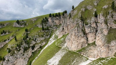 Der Abstieg von der Stevia-Hütte erfolgt auf schmalen, dicht an die Felsen geschmiegten Pfaden