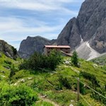 Die Bertihütte liegt in einer verträumten Berglandschaft