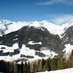 Rodeln vor der beeindruckenden Kulisse der Zillertaler Alpen