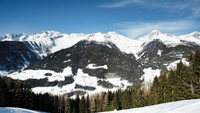 Rodeln vor der beeindruckenden Kulisse der Zillertaler Alpen