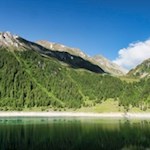 Auf der gegenüberliegenden Seeseite zweigt der Wanderweg in Richtung Edelrauthütte ab
