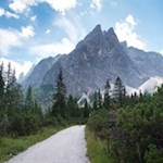 Im Hintergrund erhebt sich der imposante Einserkofel