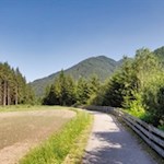 Nahezu eben schlängelt sich der Radweg Sterzing - Mareit durch die Landschaft