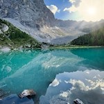 Il Dito di Dio si riflette pittorescamente nel lago Sorapis