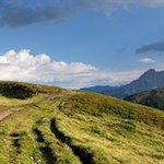 Im Hintergrund erhebt sich der Peitlerkofel