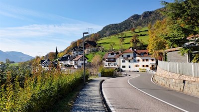 Von Unterinn folgt man zunächst der Rittner Straße