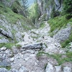 Von der Gardenacia Hütte führt der Weg Nr. 11 durch eine steile Scharte ins Tal hinab