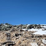 Über die felsendurchsetzte Gipfelflanke zum Gipfelkreuz