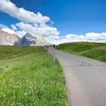 Vor der Kulisse des Lang- und Plattkofel zur Edelweißhütte