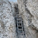 L'ultimo tratto conduce su scale di acciaio e di legno.