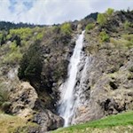 In-stäubenden-Sprüngen-fällt-der-Partschinser-Wasserfall-97-m-in-die-Tiefe