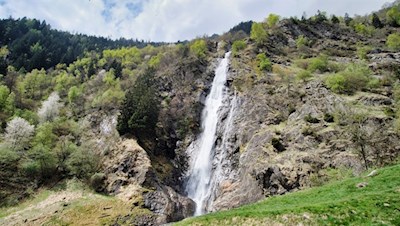 In stäubenden Sprüngen fällt der Partschinser Wasserfall 97 m in die Tiefe