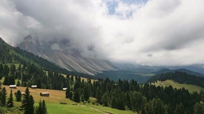 La-Odle-di-Funes-avvolta-dalla-nebbia