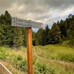 Vom Parkplatz Kreuztal zweigt der Weg Nr. 7 nach Afers ab