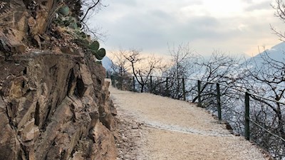 Die Guntschnapromenade schmiegt sich eng an die Felswände