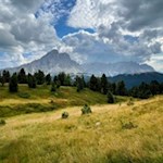 Herbstlich gefärbter Blick auf den Peitlerkofel 