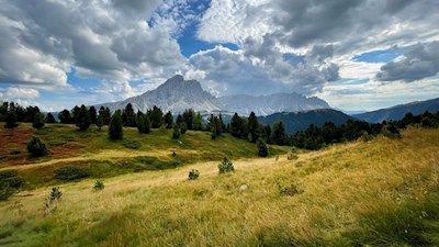 Herbstlich gefärbter Blick auf den Peitlerkofel 