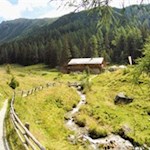 Die-Lercheralm-liegt-in-idyllischer-Lage-am-Wielenbach