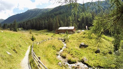 Die Lercheralm liegt in idyllischer Lage am Wielenbach