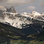 Auf der gegenüberliegenden Seite erheben sich die Villnösser Geisler