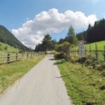 Am Beginn des zunächst asphaltierten Wanderweges