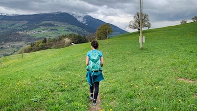 Der Weg Nr. 10 führt durch aussichtsreiche Wiesen zum Fonteklaus