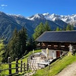 Die-Hofstatt-Alm-mit-den-Rieserfernern-im-Hintergrund