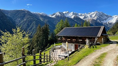Die Hofstatt Alm mit den Rieserfernern im Hintergrund