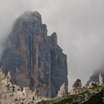Von Wind und Wetter geformt: eine der mächtigen Drei Zinnen