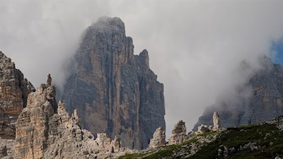 Von Wind und Wetter geformt: eine der mächtigen Drei Zinnen