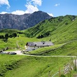 Against the backdrop of the Catinaccio, the Mahlknechthütte mountain hut invites you to table