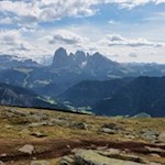 Blick auf die markanten Grödner Dolomiten