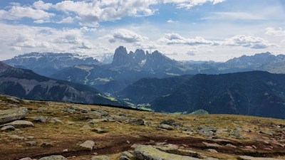 Blick auf die markanten Grödner Dolomiten