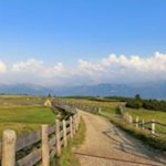 Schemenhaft zeichnen sich die Dolomiten im Hintergrund ab