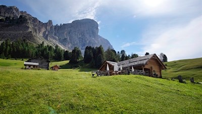 Die Göma Hütte ist in sanfte Almwiesen gebettet