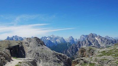Nahe der Büllelejochhütte erschließt sich ein spektakulärer Ausblick auf die Cristallo-Gruppe