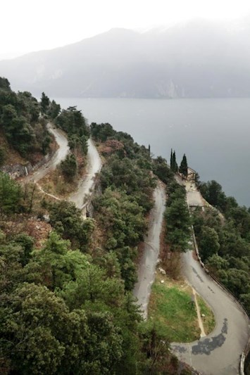 Die alte Ponale Straße windet sich in Serpentinen in Richtung Ledrosee