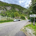 Die Wanderung nach Feldthurns beginnt und endet hinter dem Wirt an der Mahr