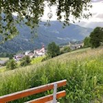 Tiers wird von schönen Wiesen umrahmt